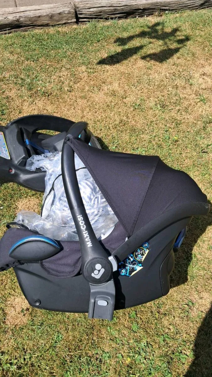 Maxi Cosi and Iso fix car seat - Image 4