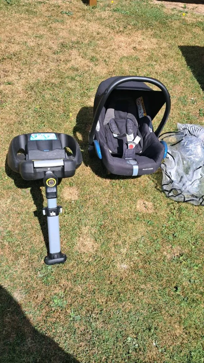 Maxi Cosi and Iso fix car seat - Image 1