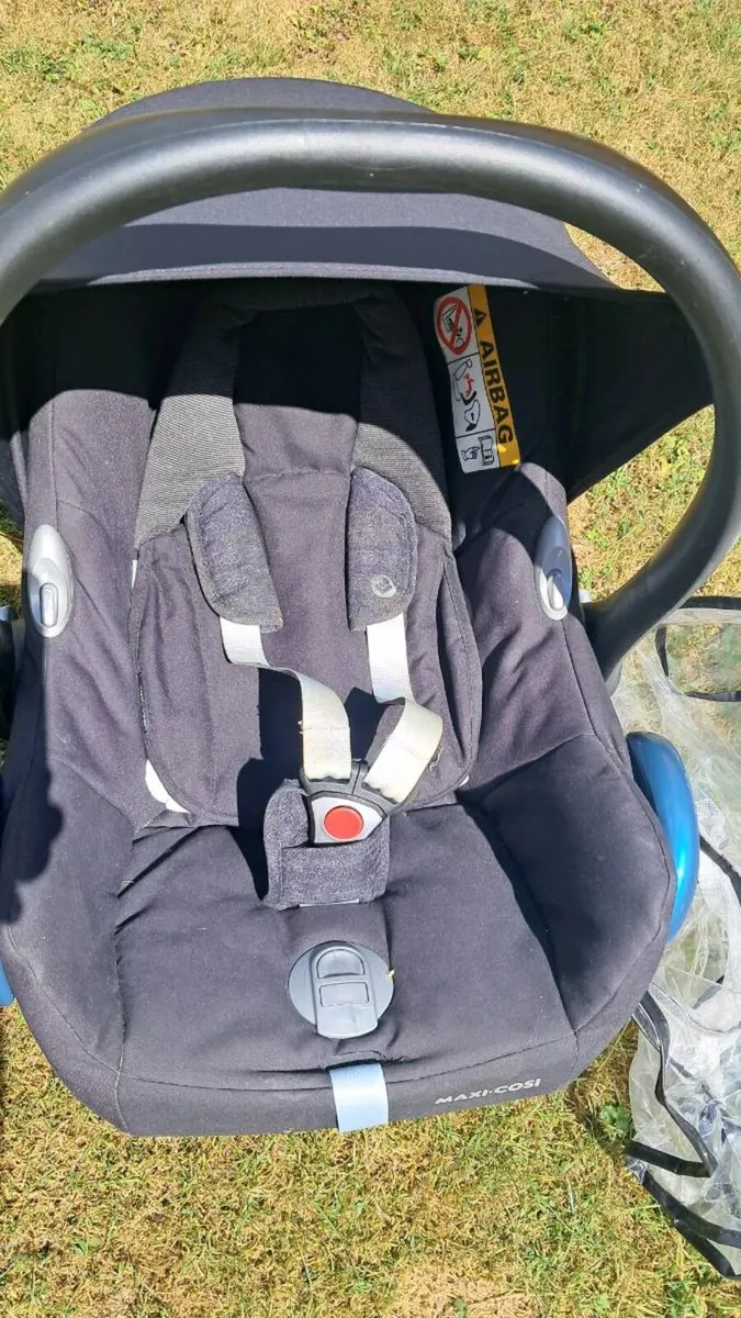 Maxi Cosi and Iso fix car seat - Image 2