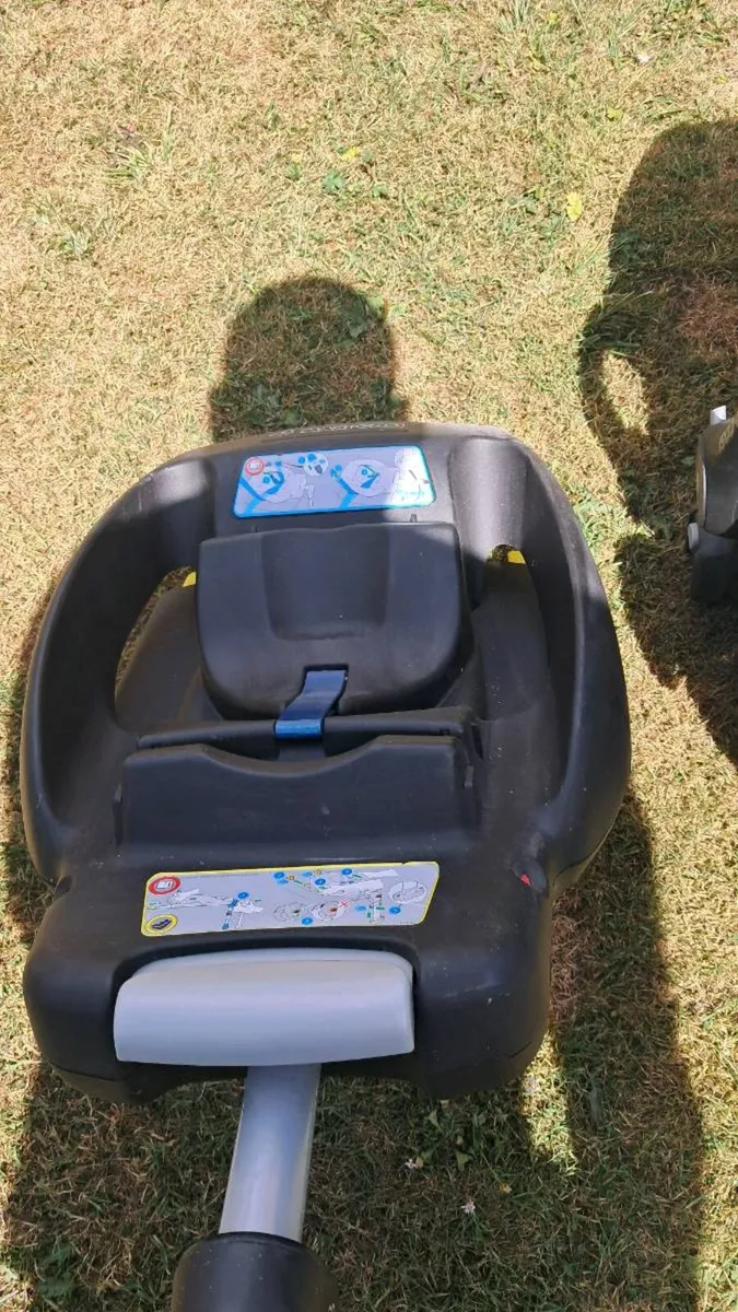 Maxi Cosi and Iso fix car seat - Image 3