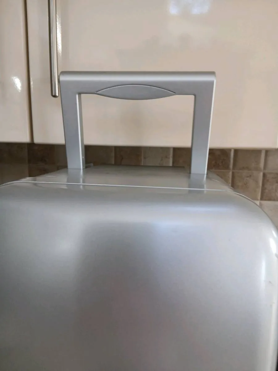 PORTABLE ELECTRIC FRIDGE WITH CARRYING HANDLE - Image 1