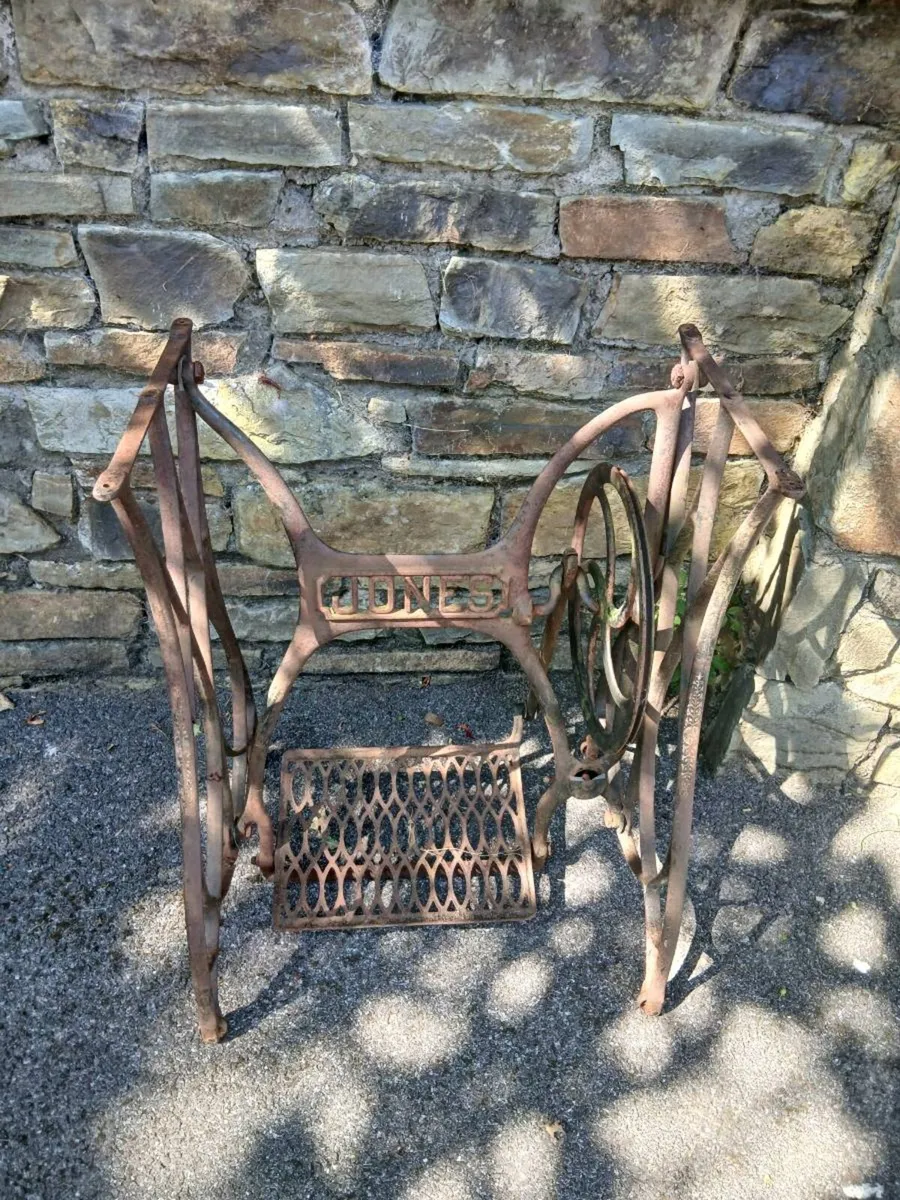Castiron table - Image 1