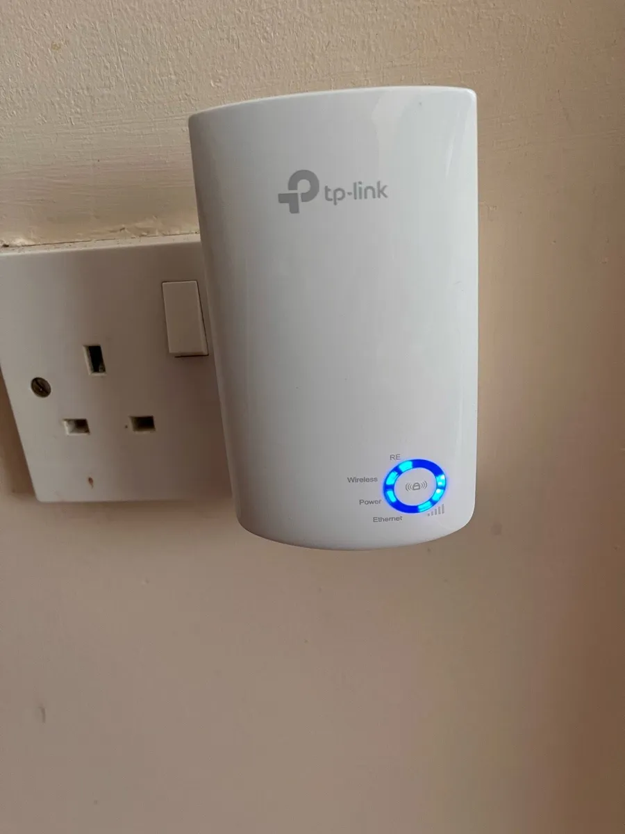 TP-Link Wi-Fi extender - Image 1