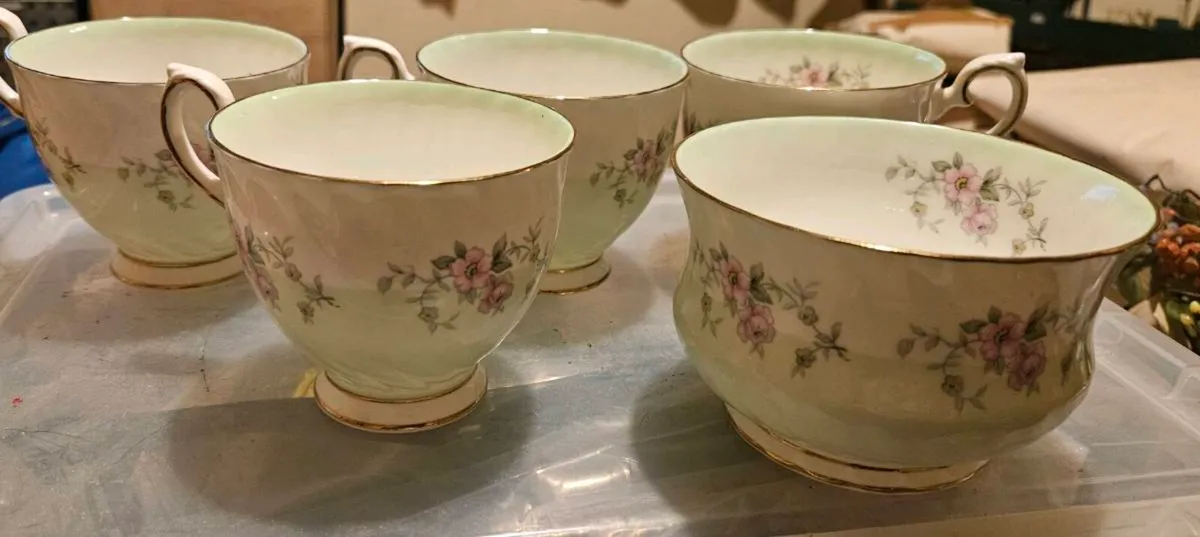 4 China Tea Cups and Sugar Bowl - Image 1