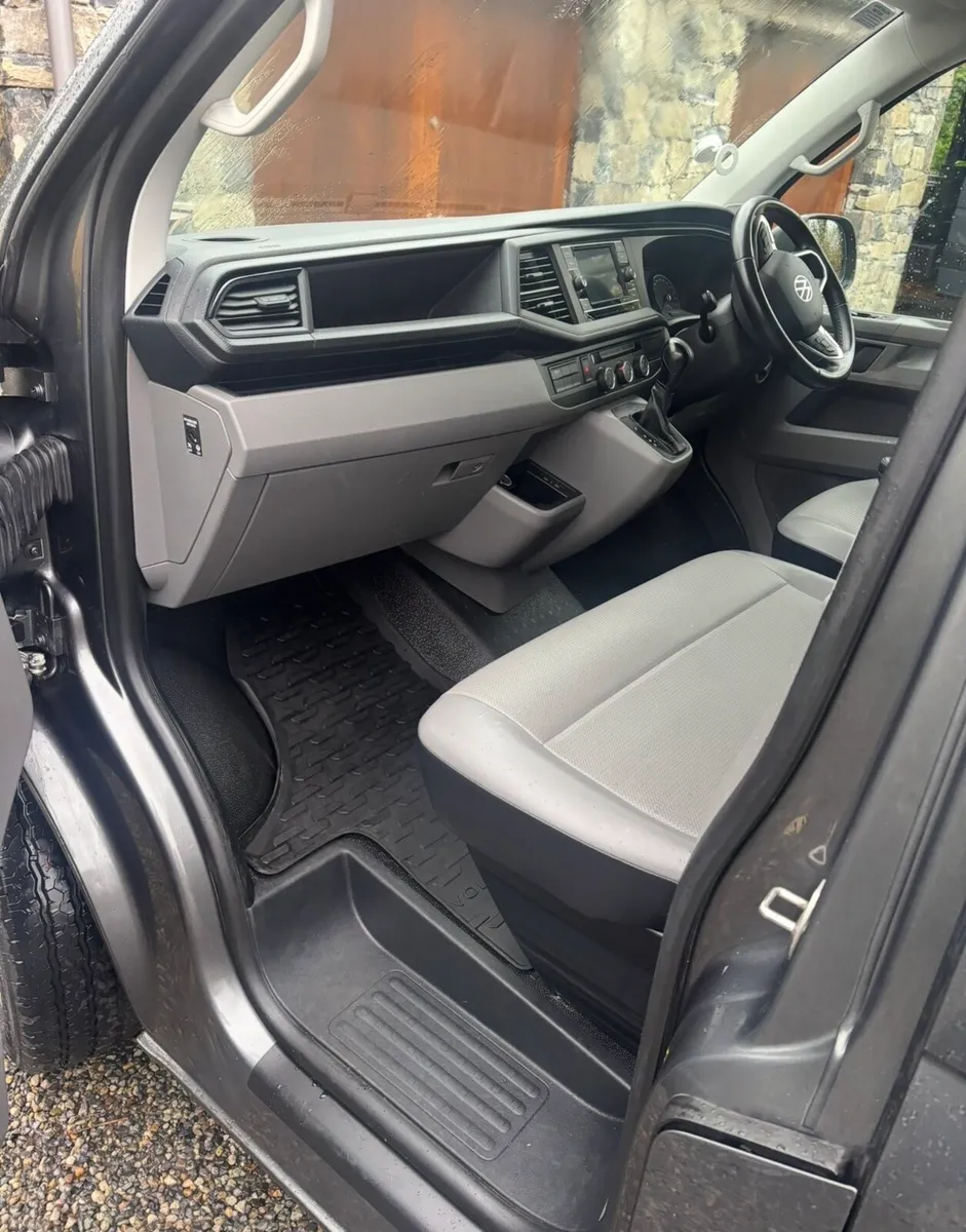 VW Transporter 150HP 2.0 LWB Auto - Image 4