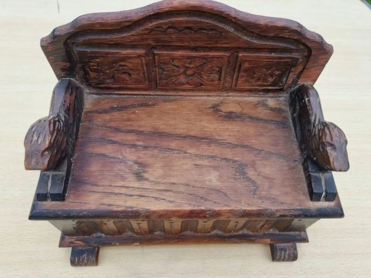 Wooden miniature vintage bench with music box - Image 2