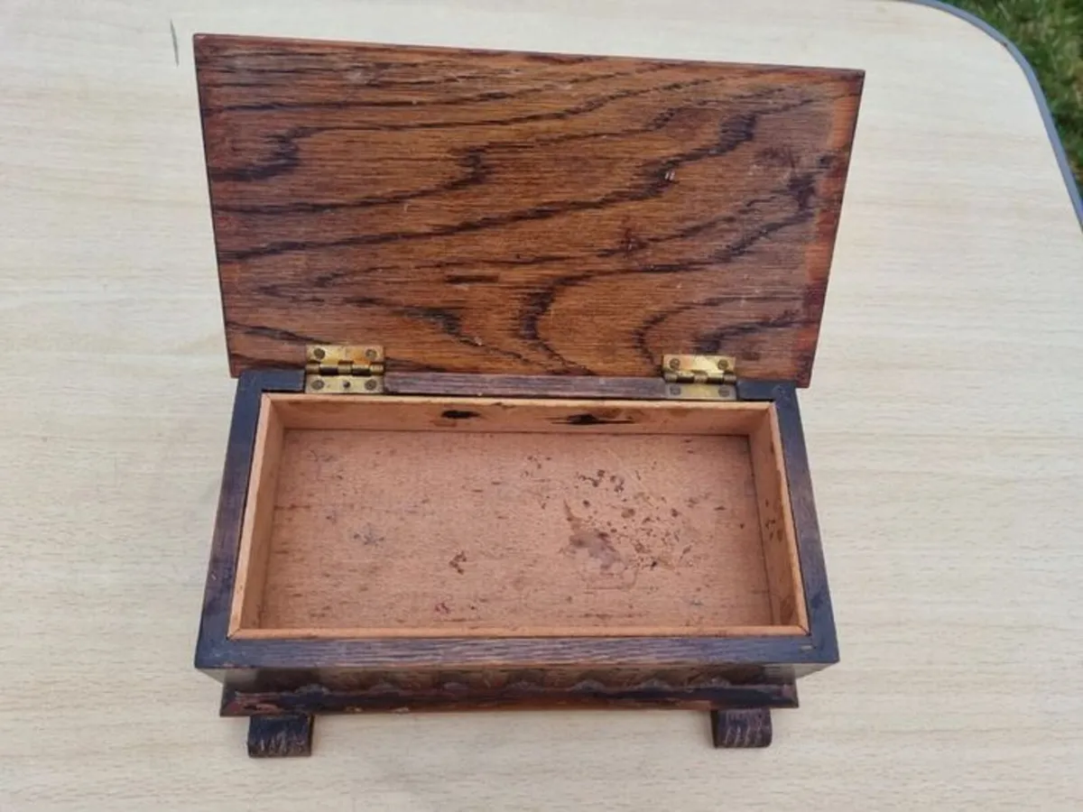 Wooden miniature vintage bench with music box - Image 3
