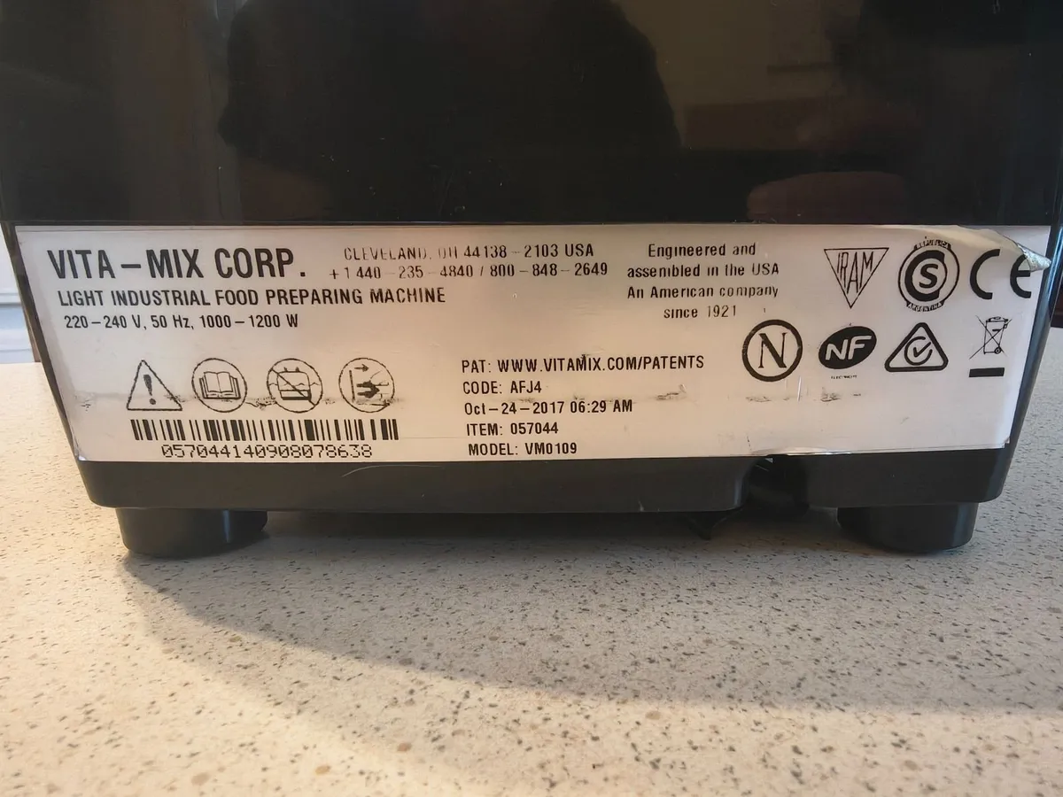 Vitamix VM0109 with 2 Jars! - Image 3