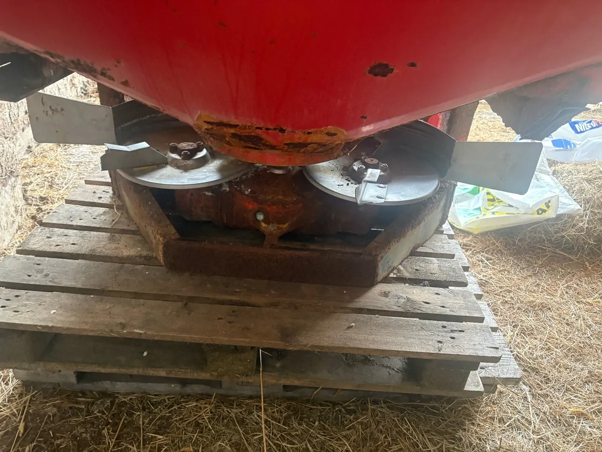 Twin Disc fertiliser spreader - Image 1