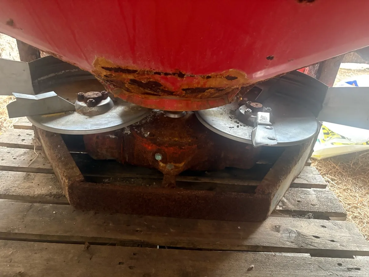 Twin Disc fertiliser spreader - Image 2