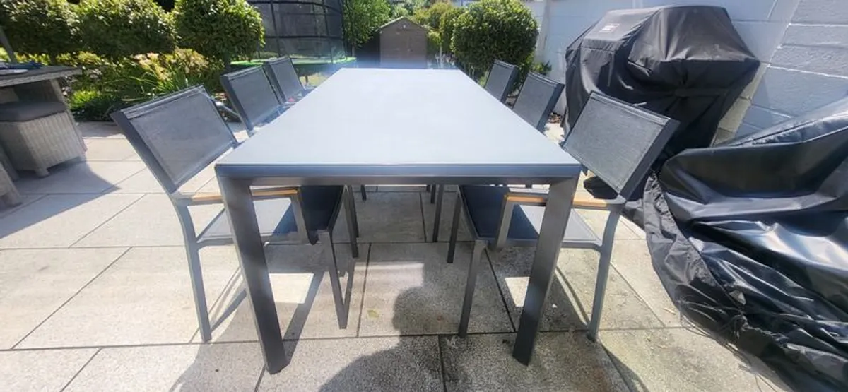 Outdoor dining set - Image 1