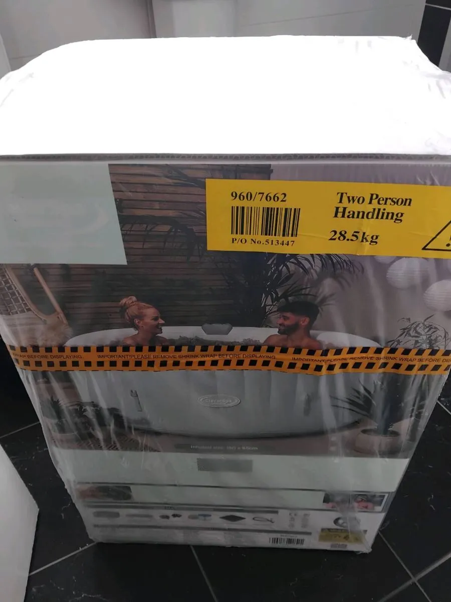 4 person inflatable Hot Tub - Image 1