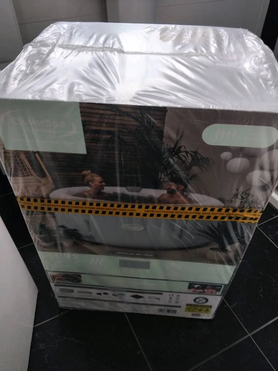 4 person inflatable Hot Tub - Image 2