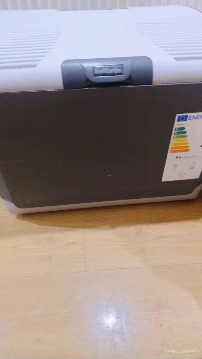Large toolbox / fridge - Image 1