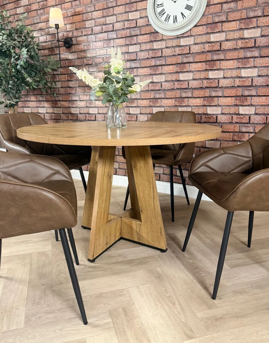 *New* oak style pedestal kitchen table & 4 chairs - Image 1