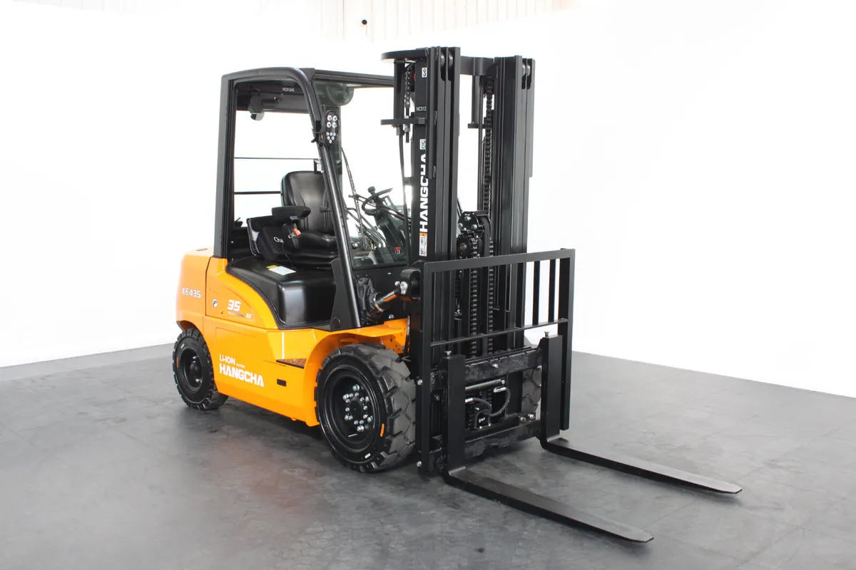 Hangcha XE435T 3.5T | Semi Cab Lithium Forklift - Image 1