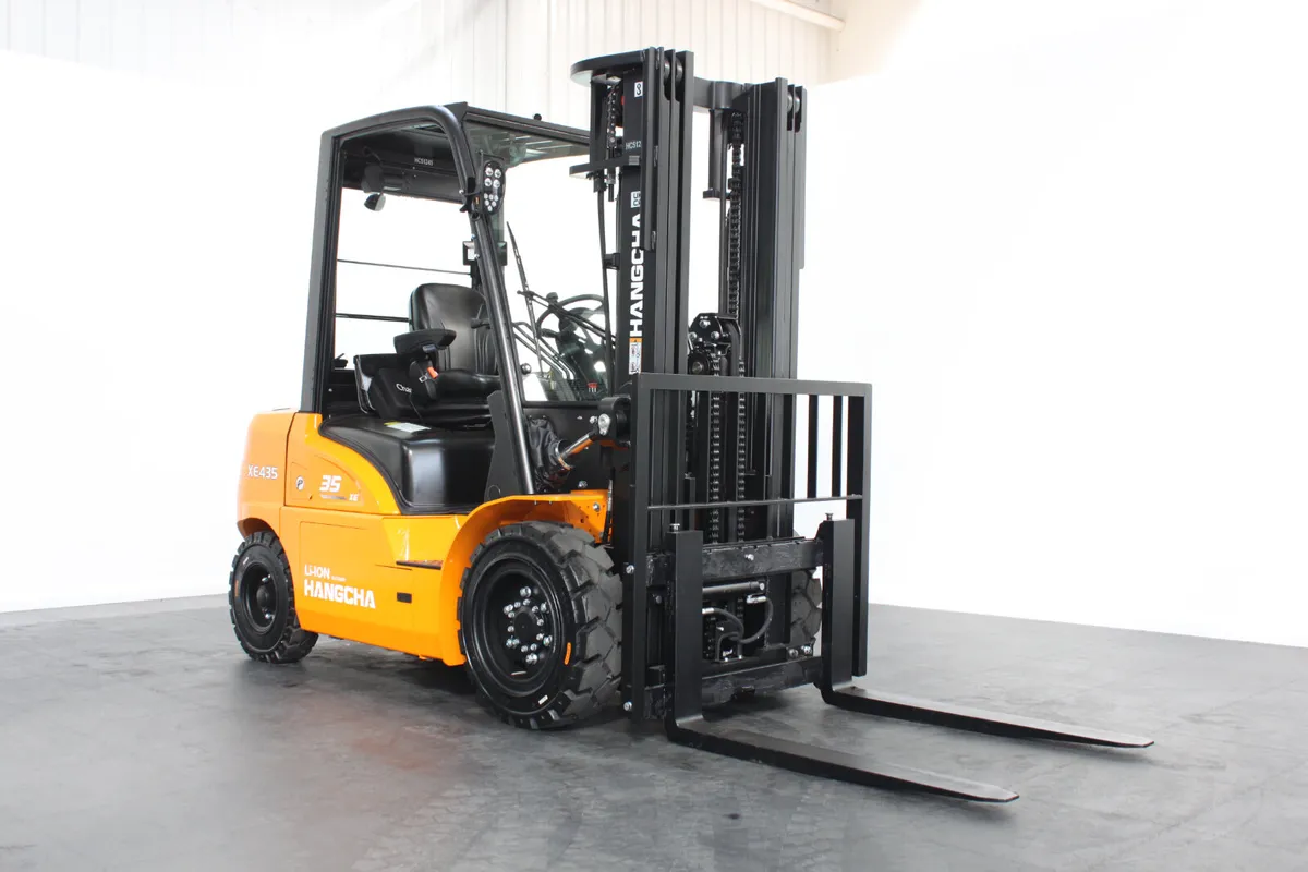 Hangcha XE435T 3.5T | Semi Cab Lithium Forklift - Image 3