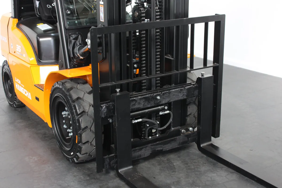 Hangcha XE435T 3.5T | Semi Cab Lithium Forklift - Image 4