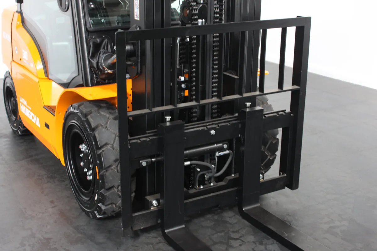 Hangcha XE438 3.8T | Full Cab Lithium Forklift - Image 4