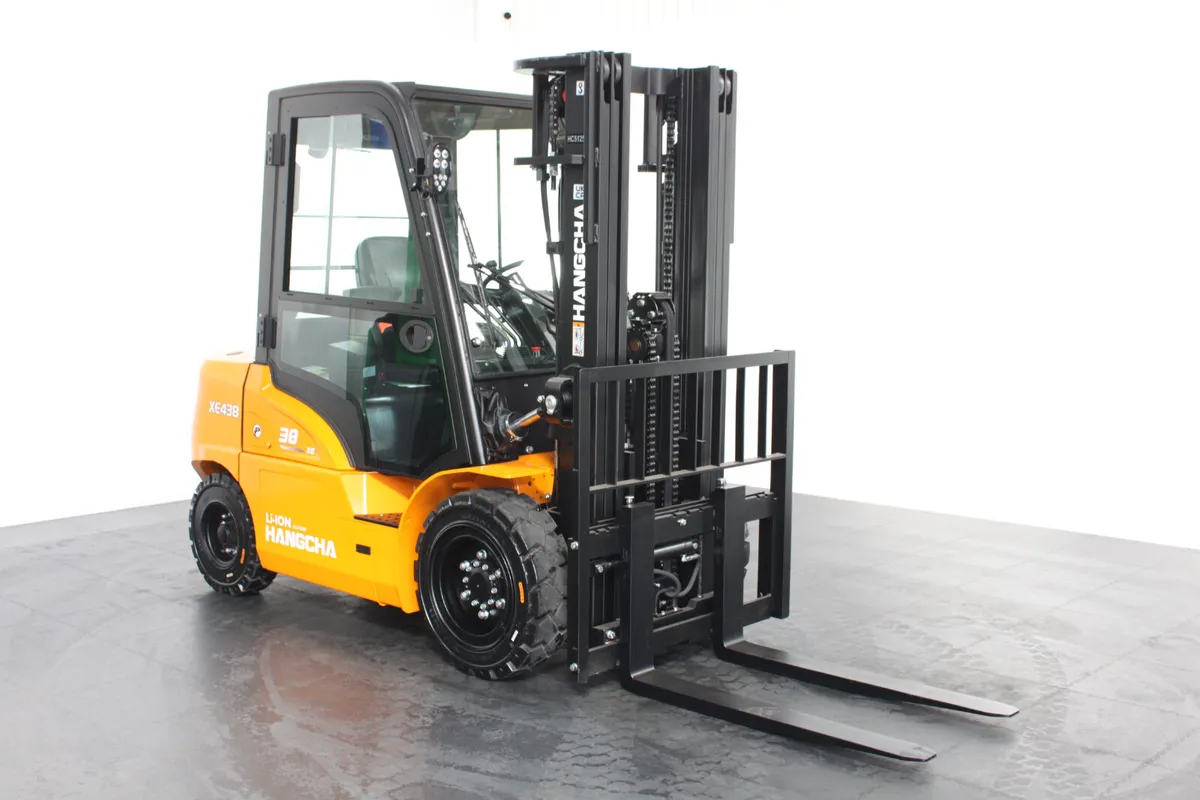 Hangcha XE438 3.8T | Full Cab Lithium Forklift - Image 1