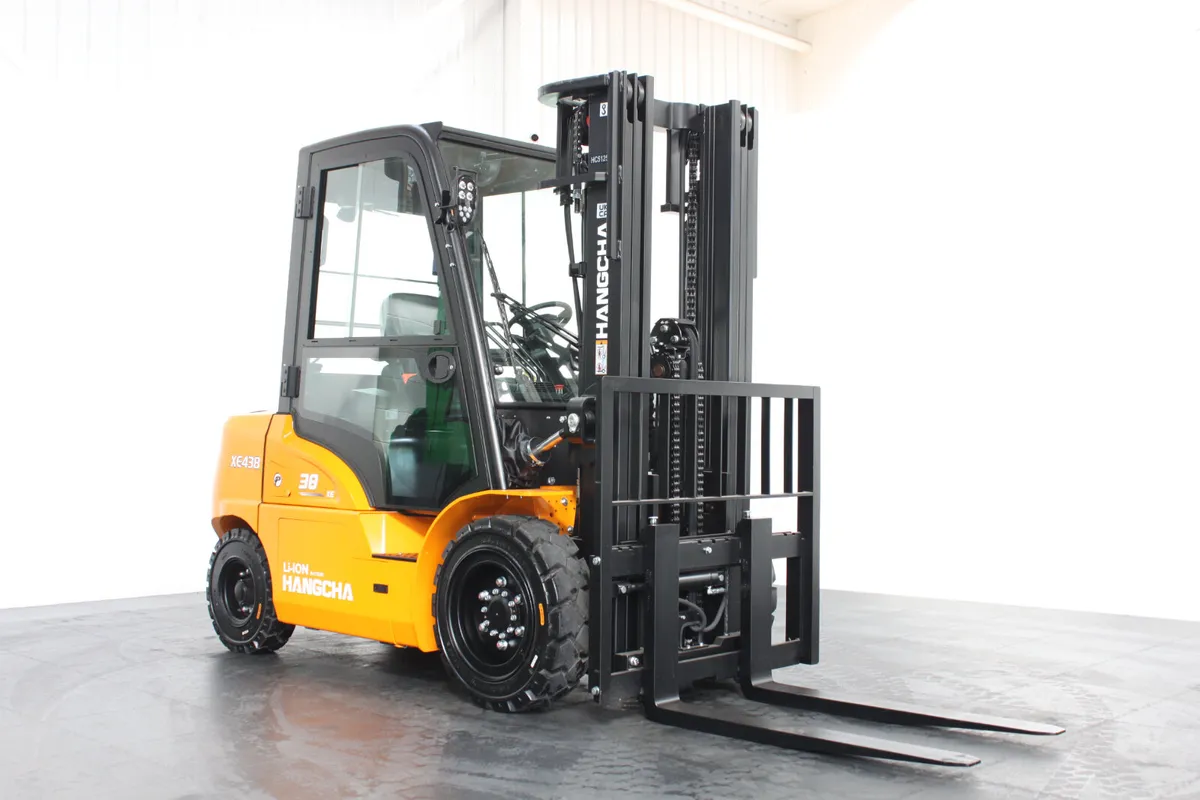 Hangcha XE438 3.8T | Full Cab Lithium Forklift - Image 3