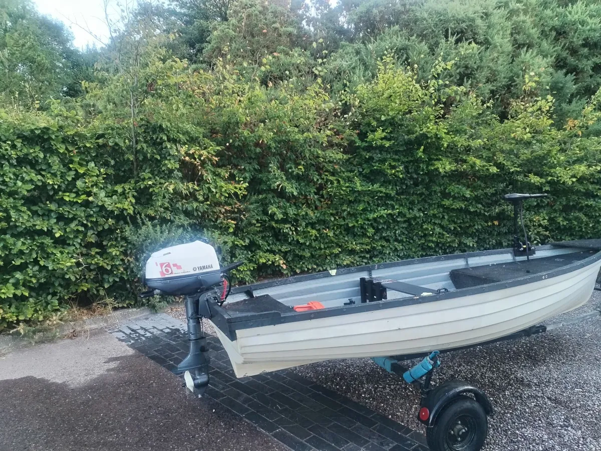 Lovely Fibreglass Fishing Boat - Image 3