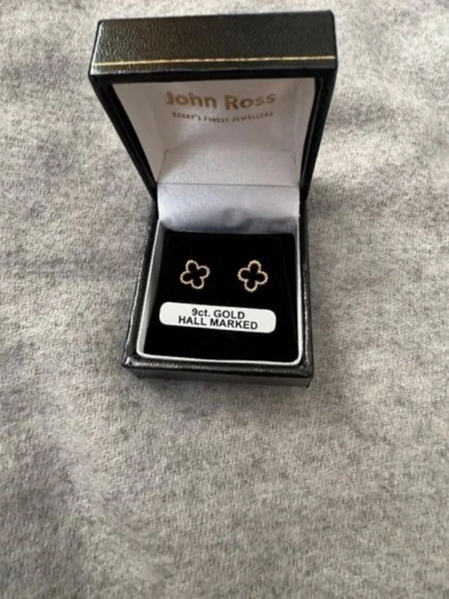 9ct gold onyx quatrefoil earrings from john Ross - Image 2