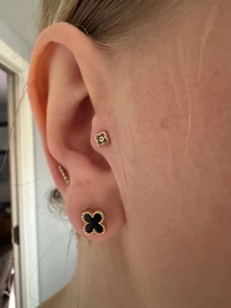 9ct gold onyx quatrefoil earrings from john Ross - Image 1