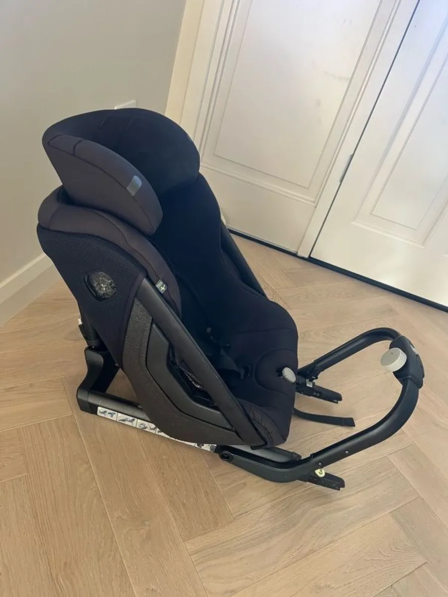 Axkid One car seat - Image 4