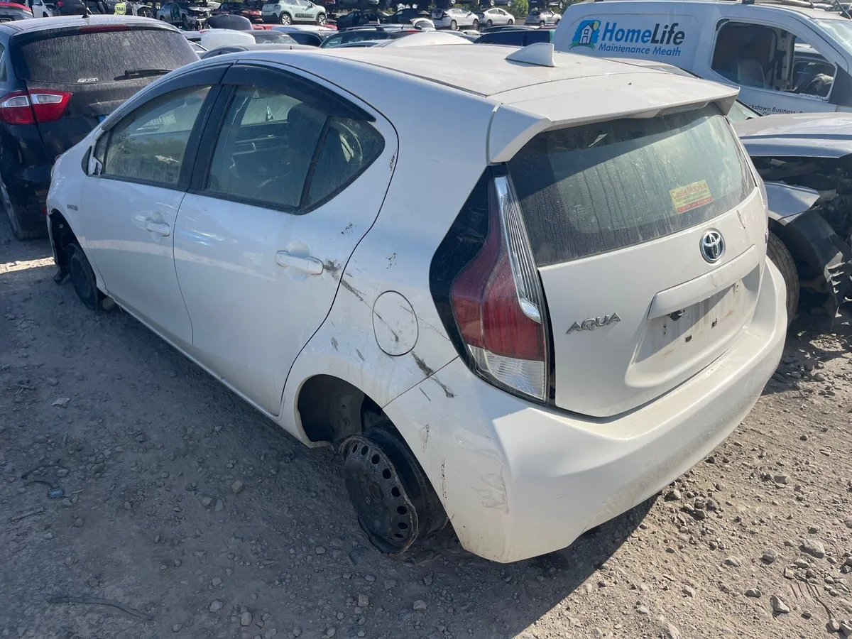 ♻️ 2017 Toyota Aqua breaking ♻️ - Image 3