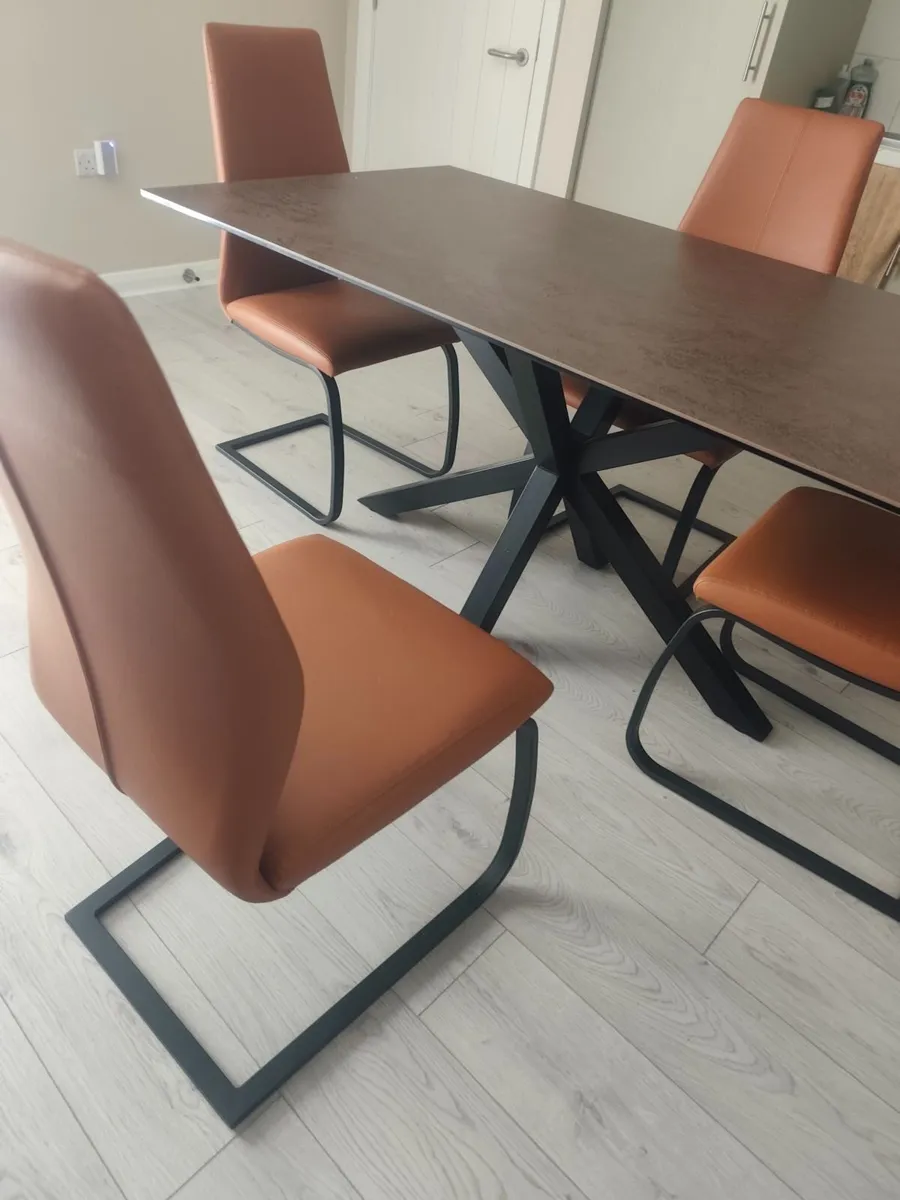 Table and chairs - Image 1