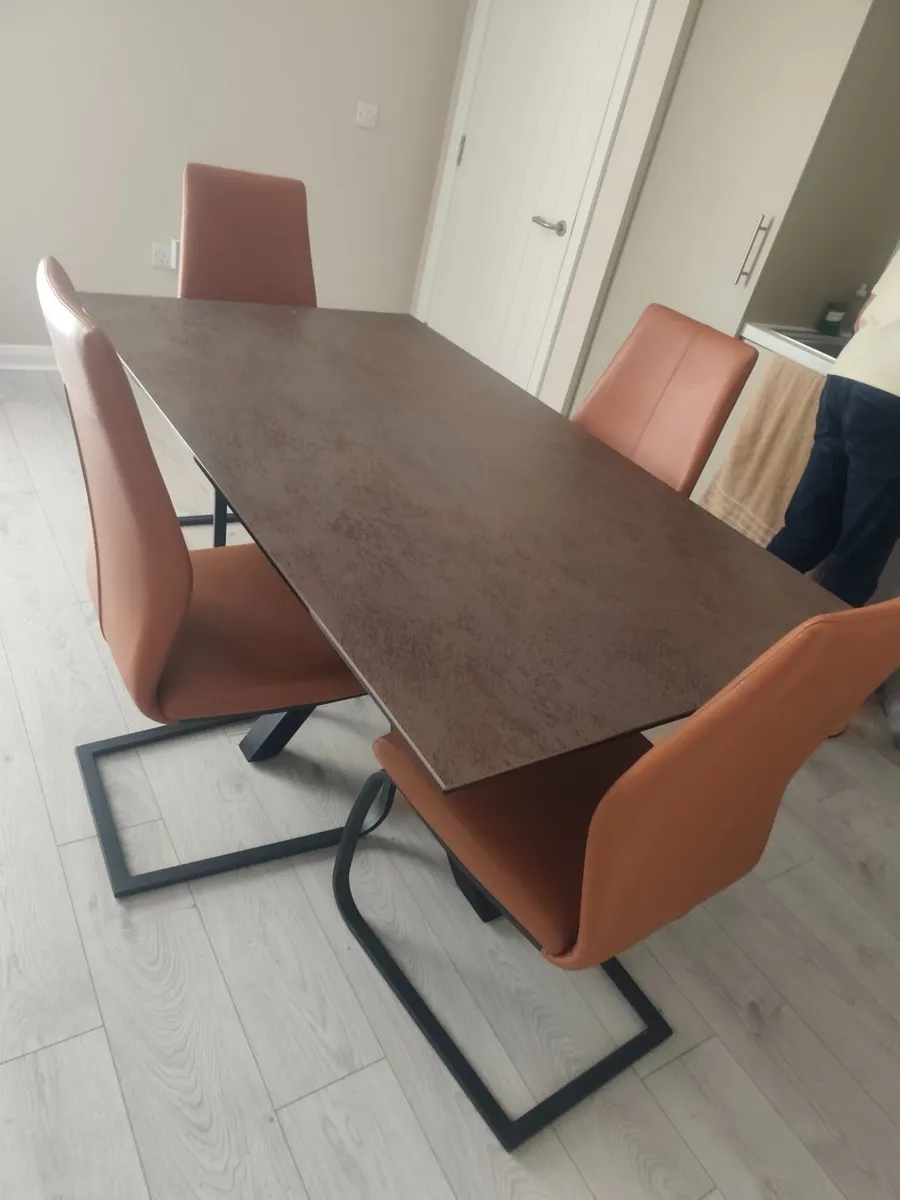 Table and chairs - Image 2