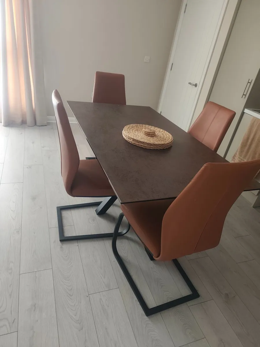 Table and chairs - Image 3