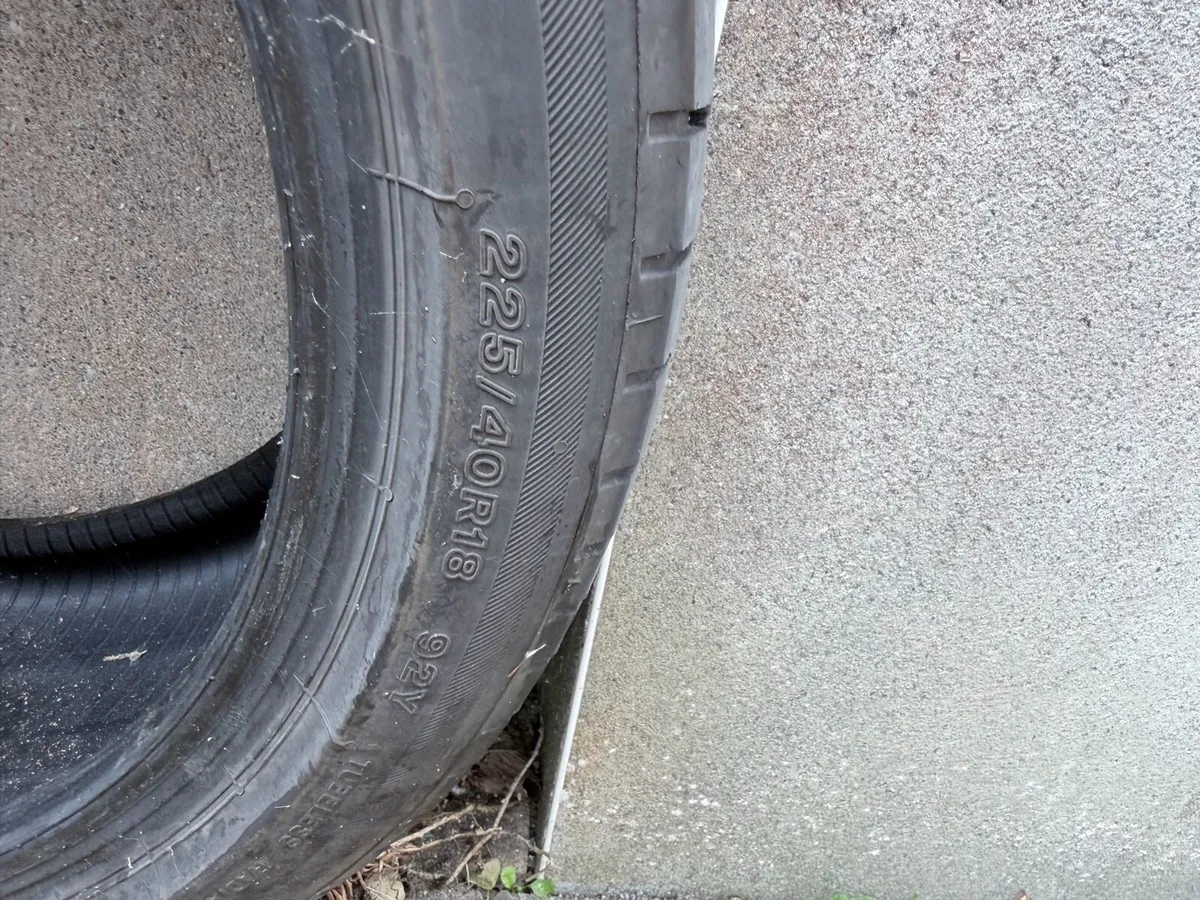 2x Bridgestone tires 225/40/r18 - Image 1
