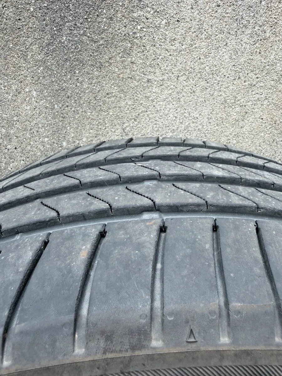 2x Bridgestone tires 225/40/r18 - Image 2