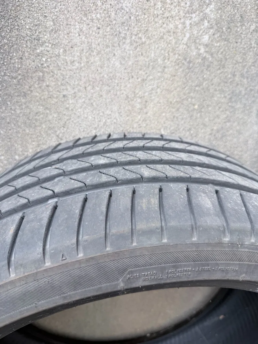 2x Bridgestone tires 225/40/r18 - Image 3