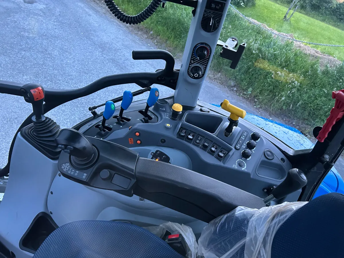 2024 New Holland T5.120 with MX Loader - Image 4