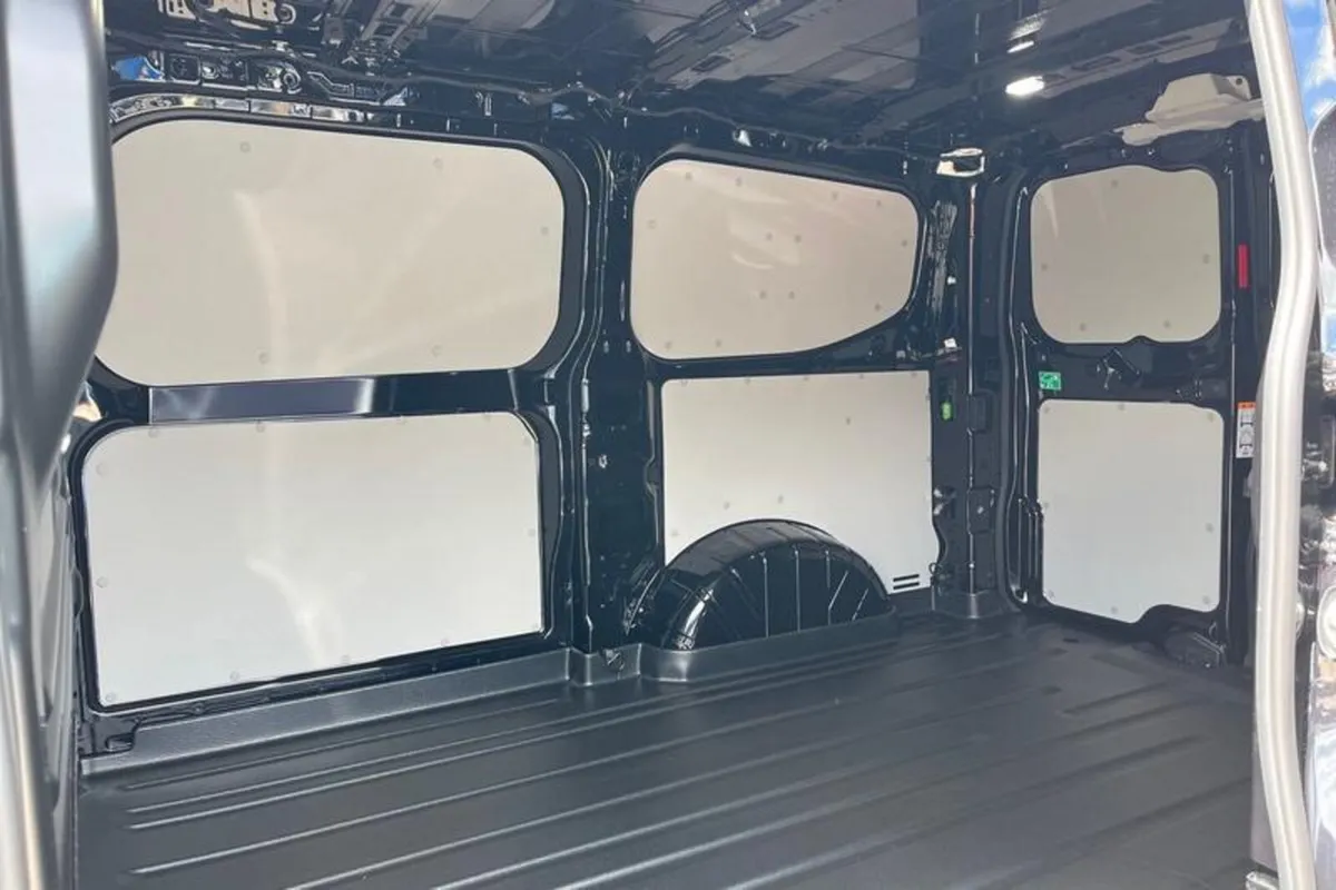 Ford Transit Custom LIMITED - Image 4