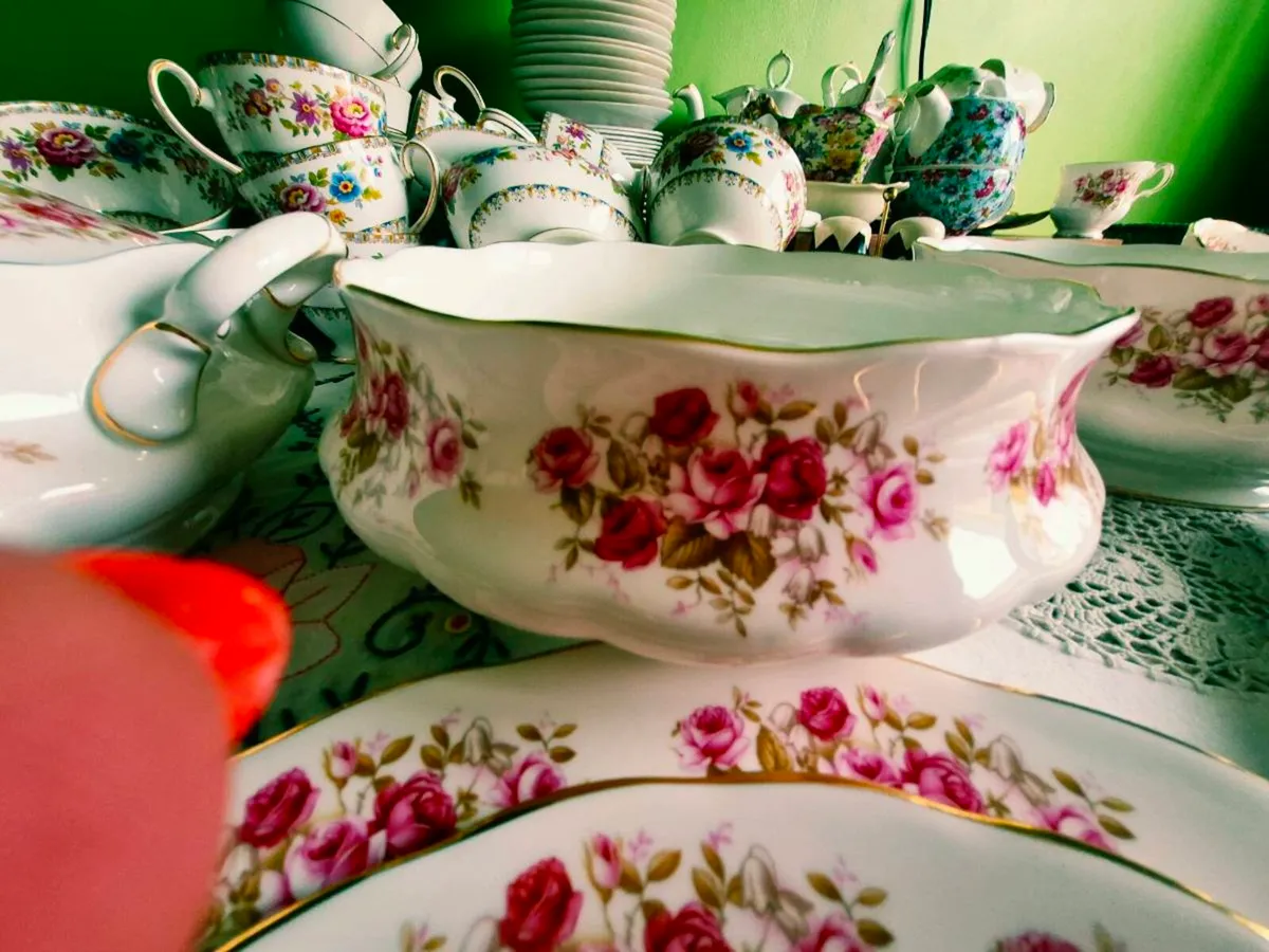Queens Rose garden dinner service. - Image 3