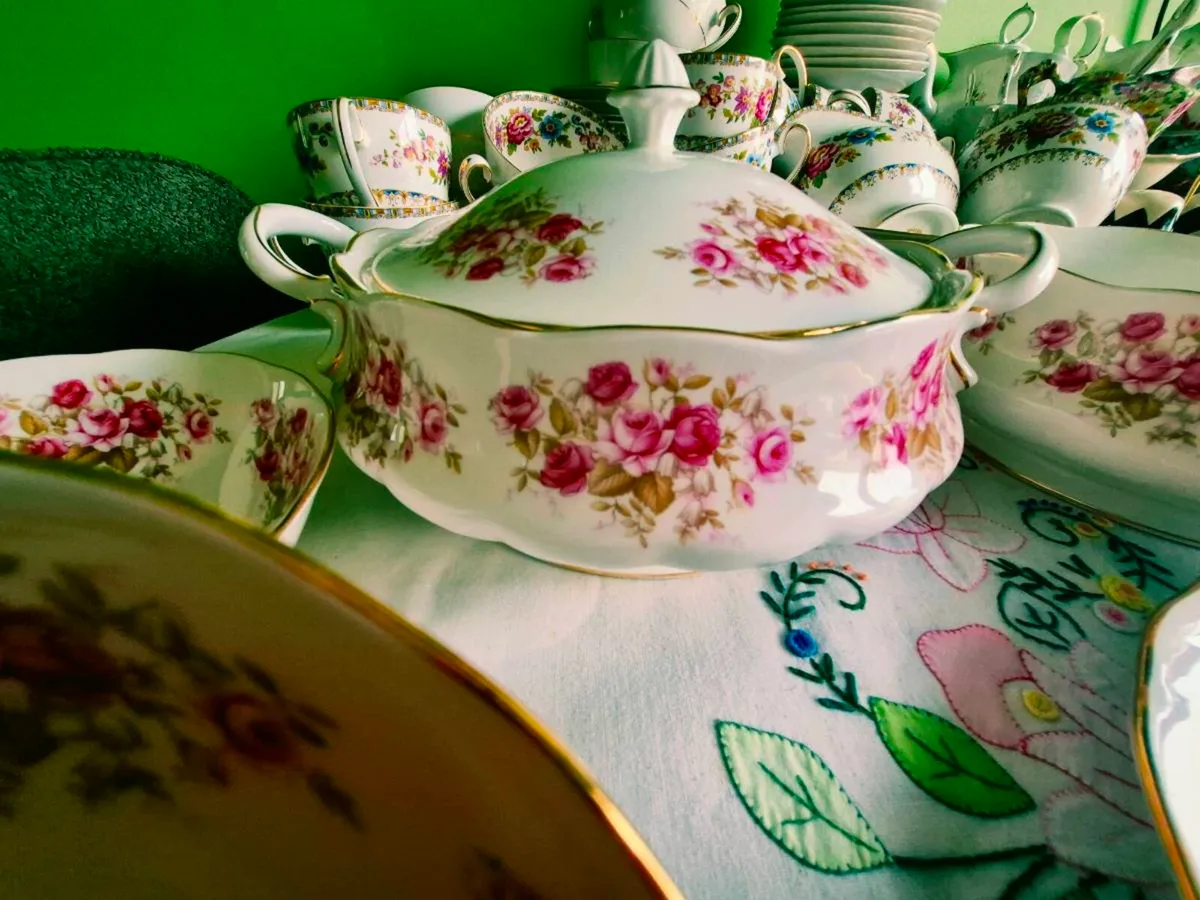 Queens Rose garden dinner service. - Image 4