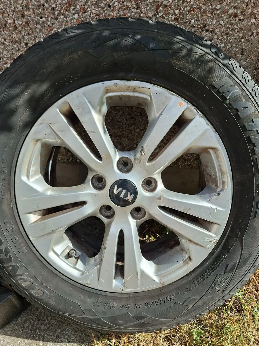Spare Wheel 215/65 16 + Kit & Tuscon Roof strips - Image 1