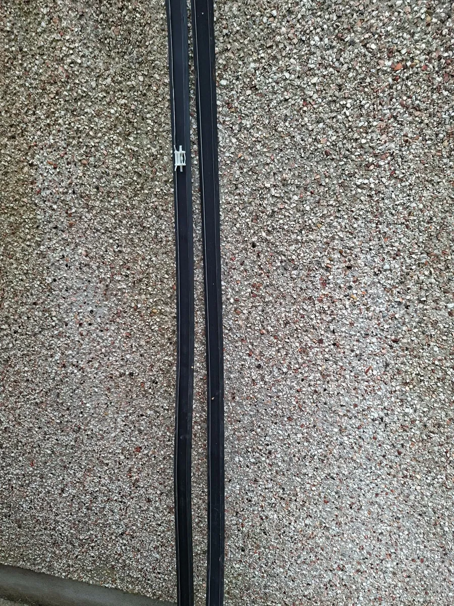 Spare Wheel 215/65 16 + Kit & Tuscon Roof strips - Image 4