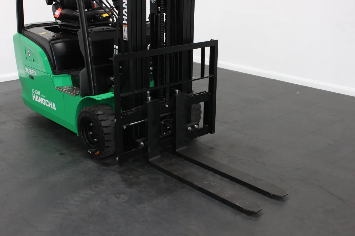 Hangcha XC320 2.0T | Half Cab Lithium Forklift - Image 3