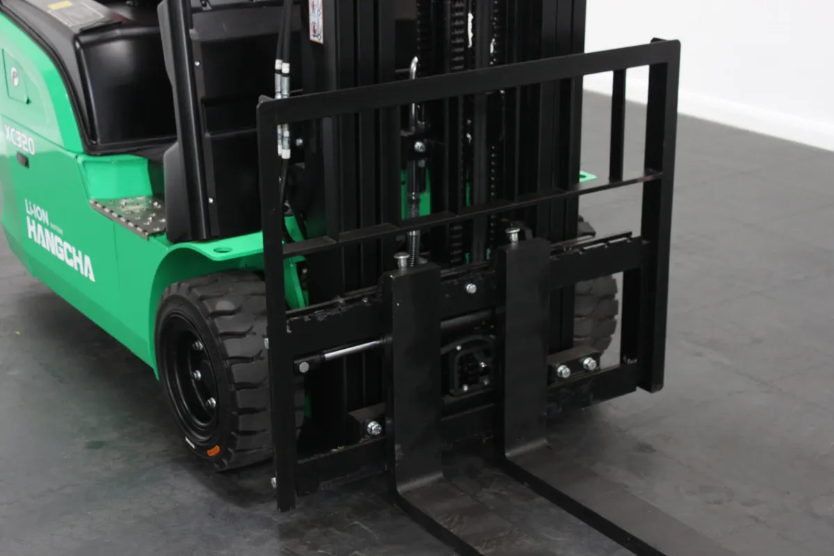 Hangcha XC320 2.0T | Half Cab Lithium Forklift - Image 4