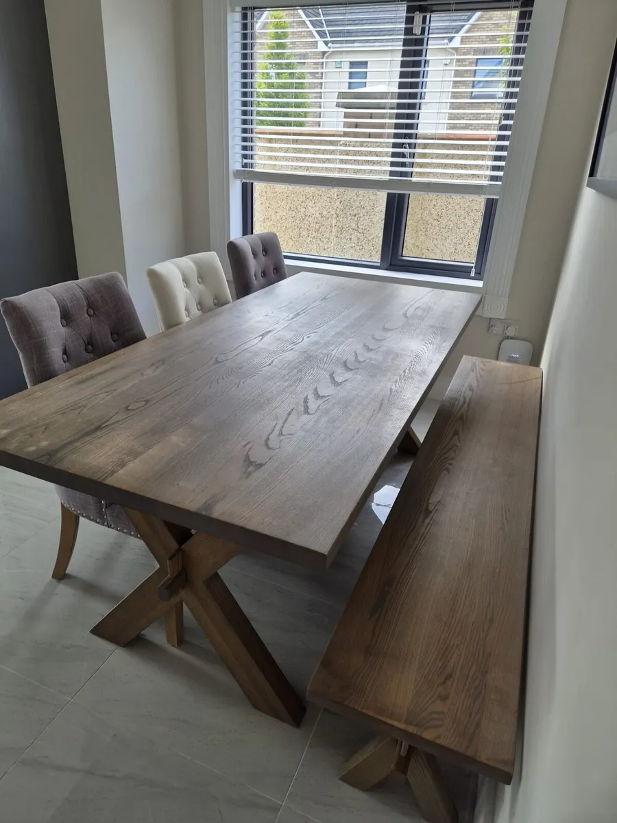 Dining table set and matching island chairs - Image 1