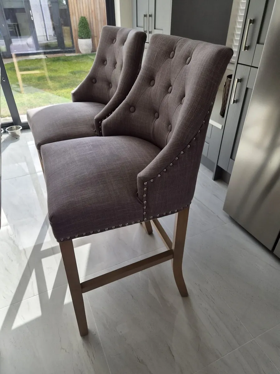 Dining table set and matching island chairs - Image 3