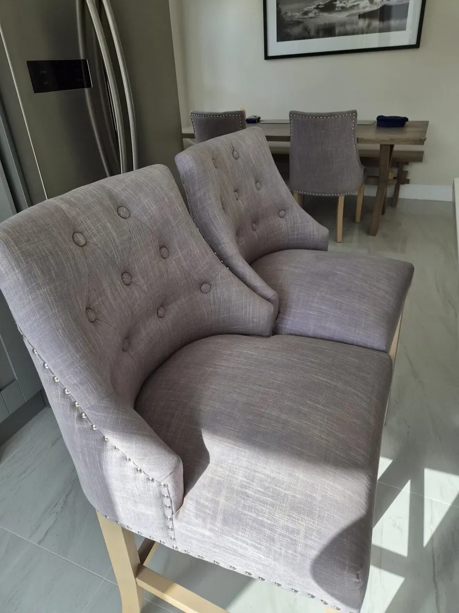 Dining table set and matching island chairs - Image 4