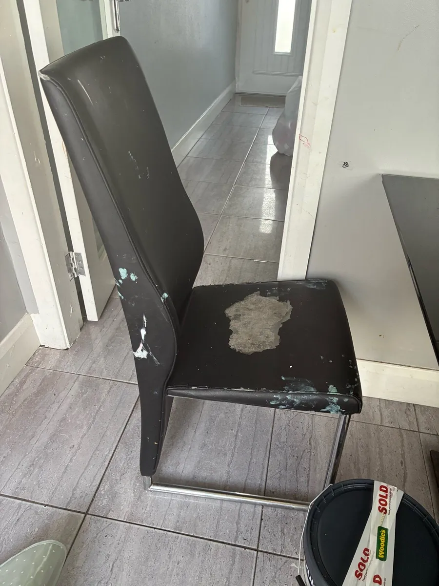 Table and chairs - Image 3