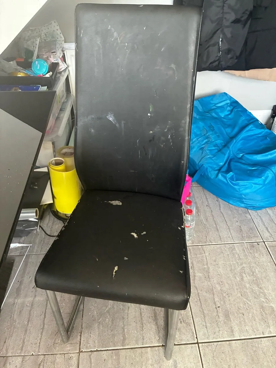 Table and chairs - Image 1