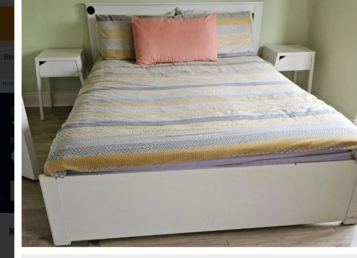 Kingsize bed and lockers